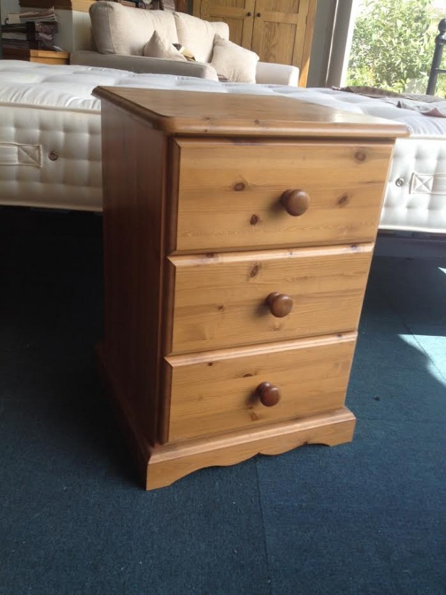 Pine 3 dr bedside
